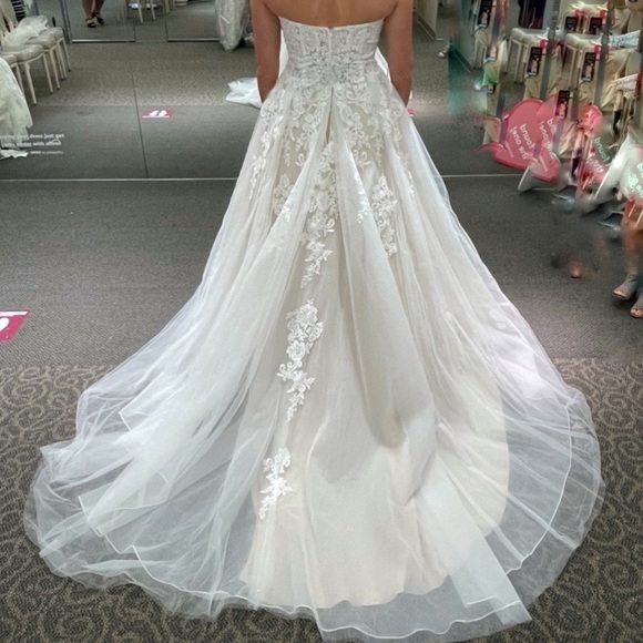 David’s bridal sheer lace and tulle ball gown wedding dress - Picture 9 of 10